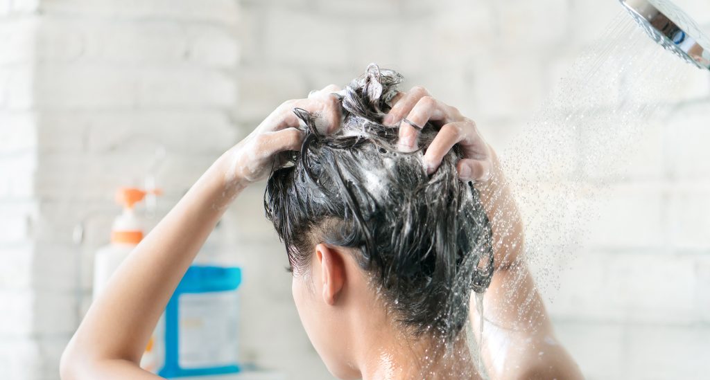 آیا هر روز شستن موها موجب ریزش آن می‌شود؟
